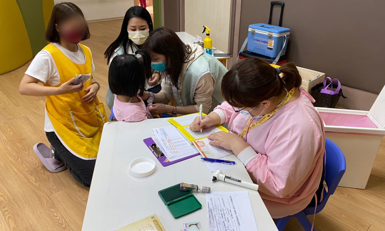 換季了！雙疫情夾擊　診所投入幼兒園流感疫苗施打