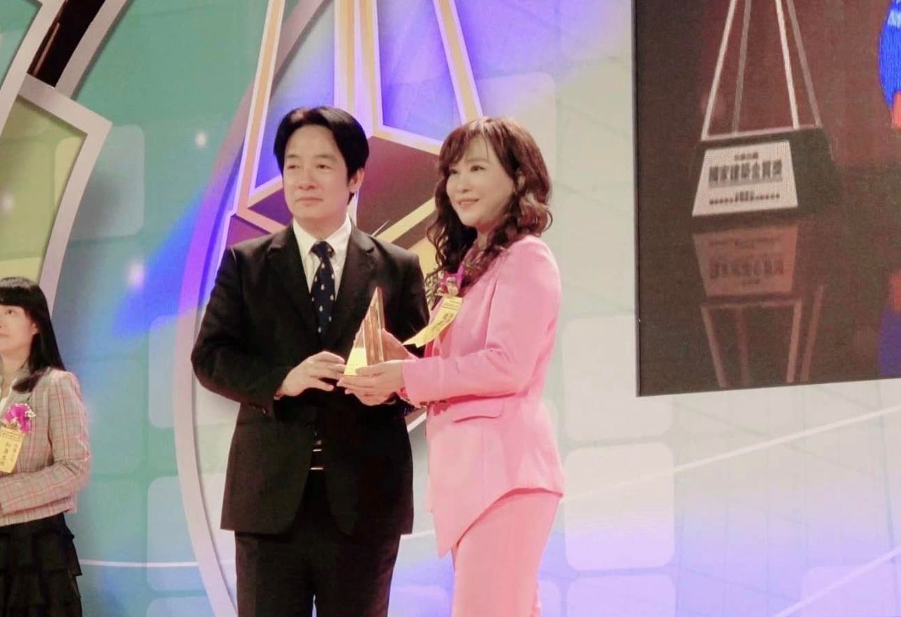 賴清德親頒獎座！健康力奪3國家品牌玉山獎　獲傑出企業暨最佳產品肯定