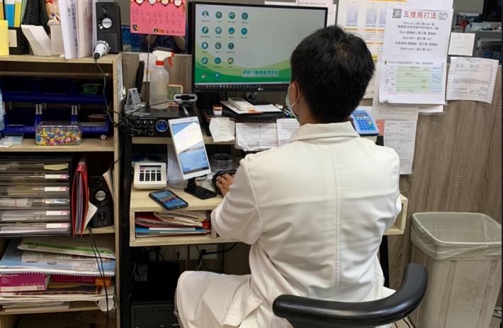 疫情升溫診所忙翻！醫師狂推AI-HIS看診系統這項功能