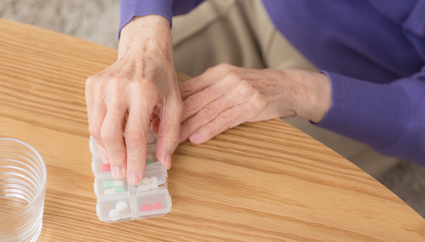 吞膠囊懶喝水易卡喉嚨  醫曝：吃抗生素、止痛藥竟造成食道炎