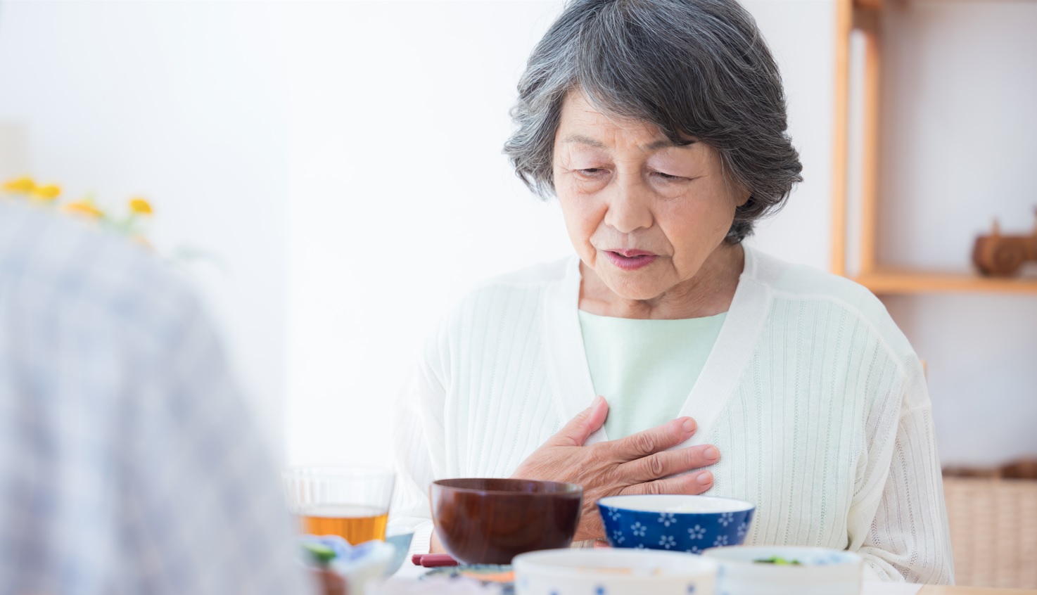 胸悶無力不一定是中暑！藥師教你吃枸杞、黃耆通血管護心臟