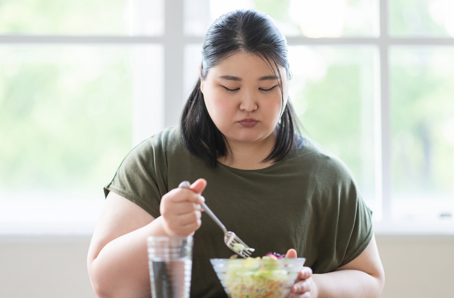 吃太多太鹹、勤練重訓害變胖？營養師曝：多喝水排尿去水腫