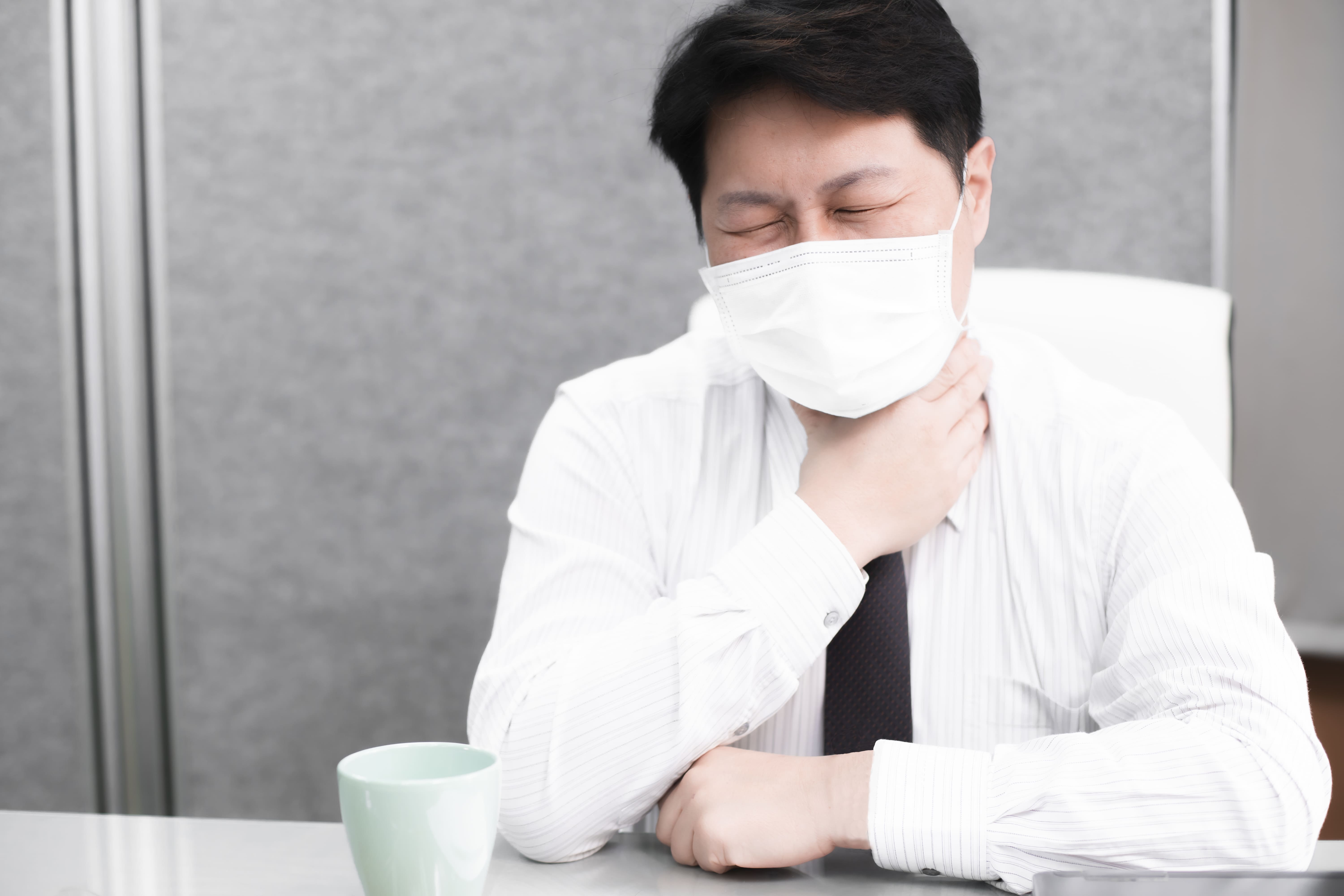 感冒吃冰減緩不適  醫師曝：扁桃腺發炎、嘴巴破喝熱飲恐更糟