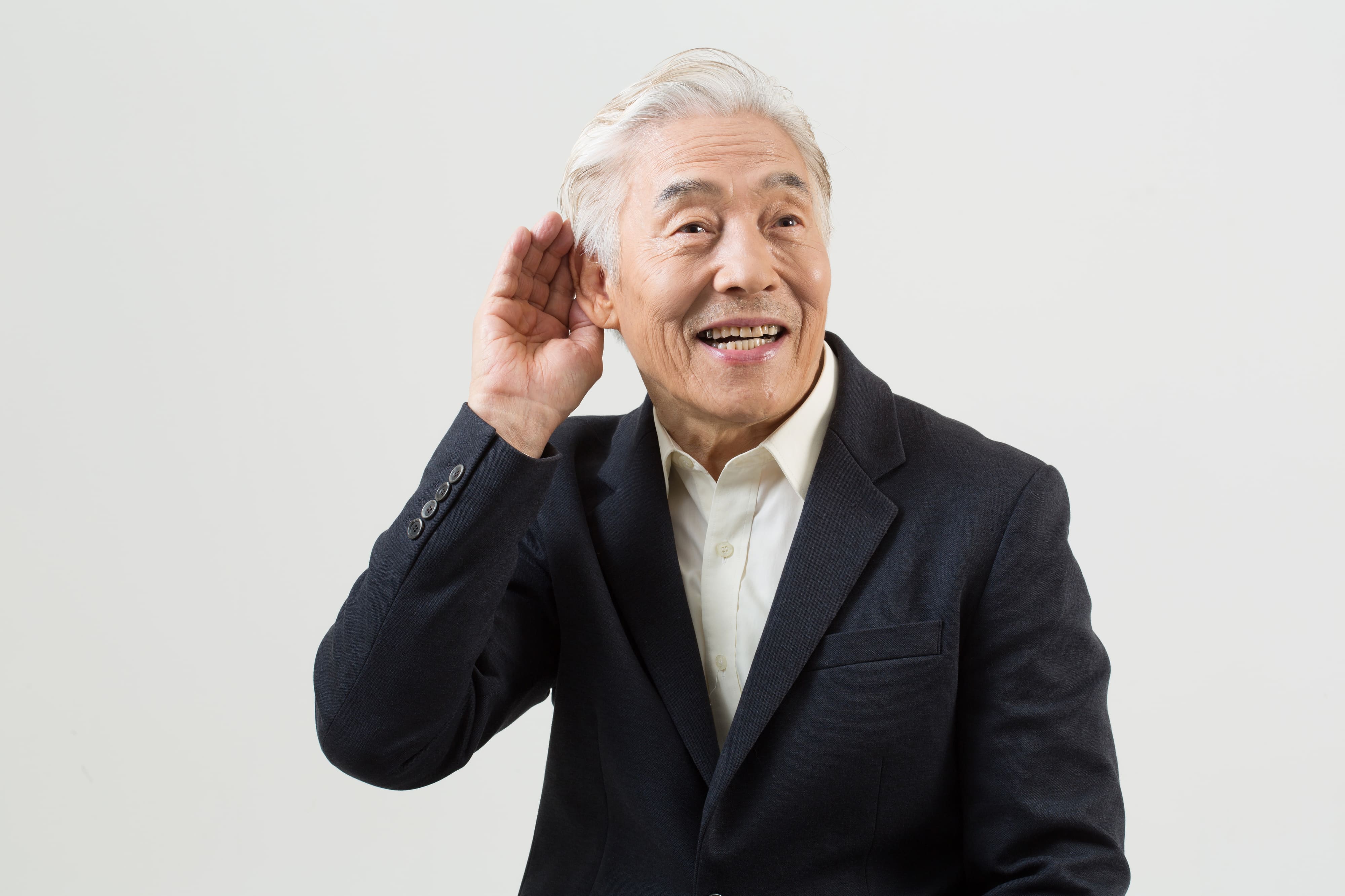 OTC助聽器改善耳背 醫曝：經常要別人「再說一次」恐微聽損