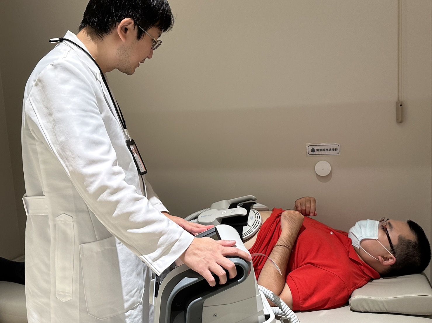 體雕儀新科技 中老年腰酸背痛  醫曝：每週2次躺30分鐘助改善